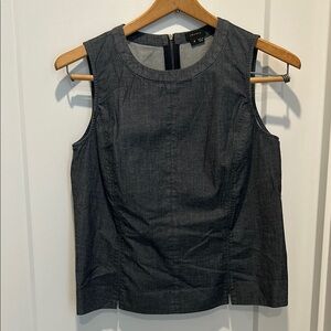 Theory sz 4. Fitted Sleeveless back zip Top